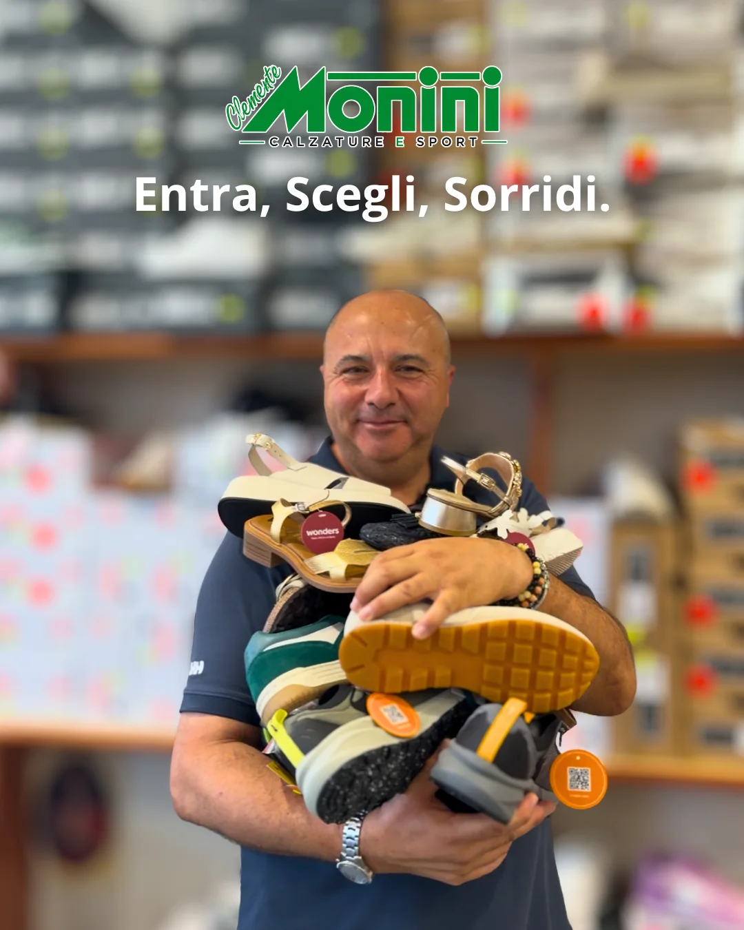 Fabio in negozio con una selezione di scarpe